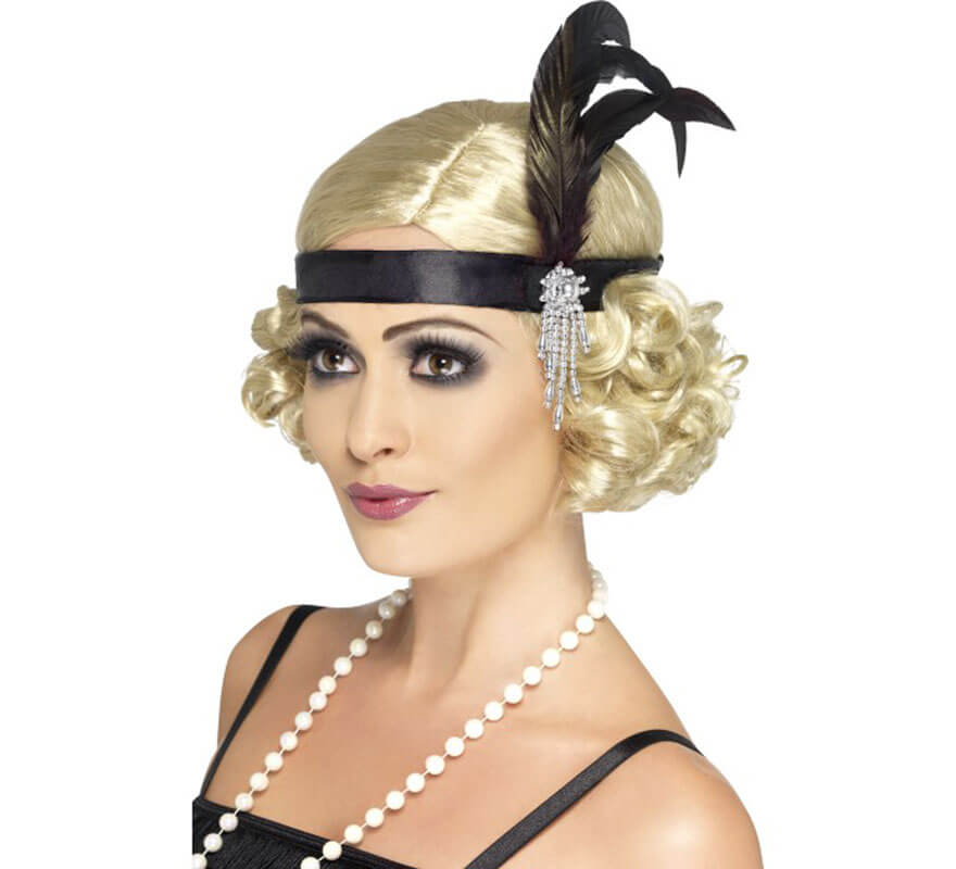 Una mujer con un disfraz de carnaval con plumas en la cabeza y un