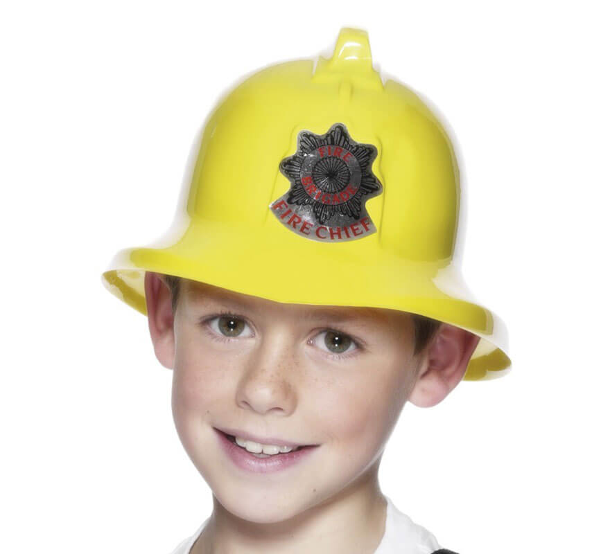 Bebé vestido de bombero y con casco