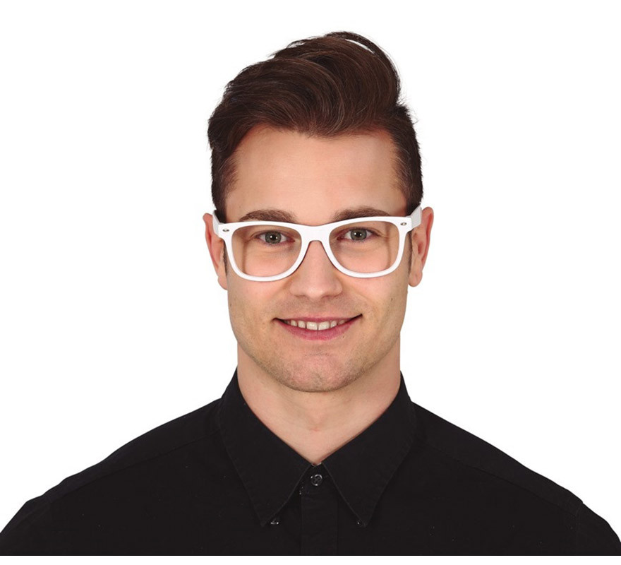 Óculos em várias cores com lentes transparentes