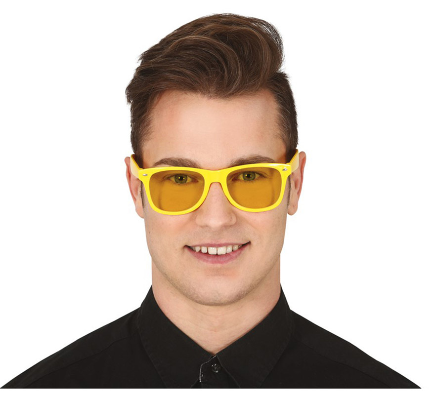Óculos em várias cores com lentes transparentes