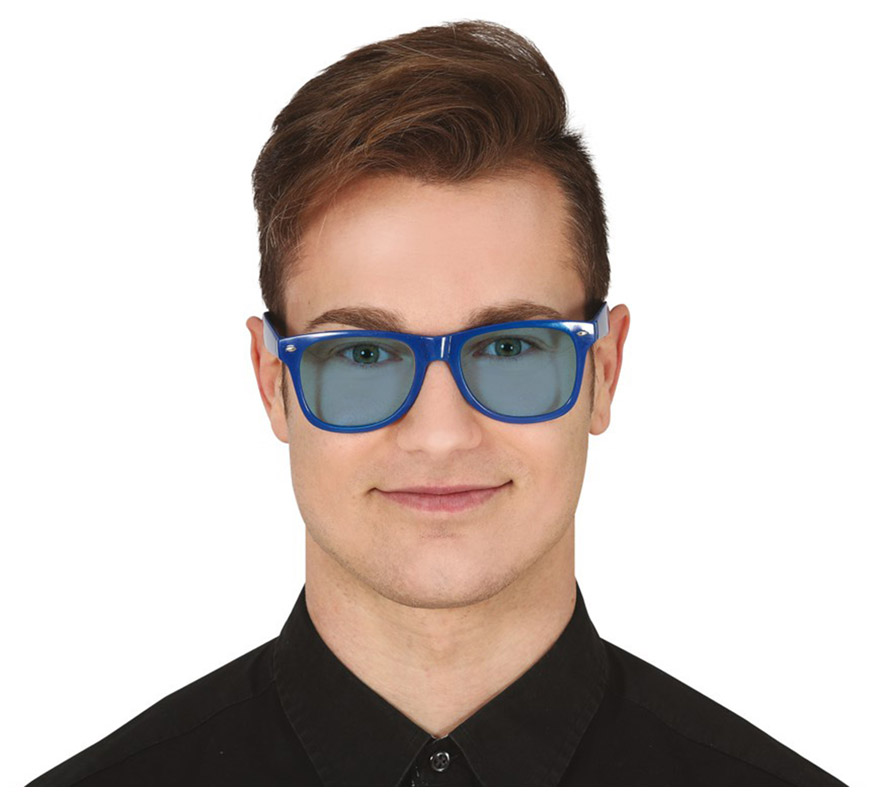 Óculos em várias cores com lentes transparentes