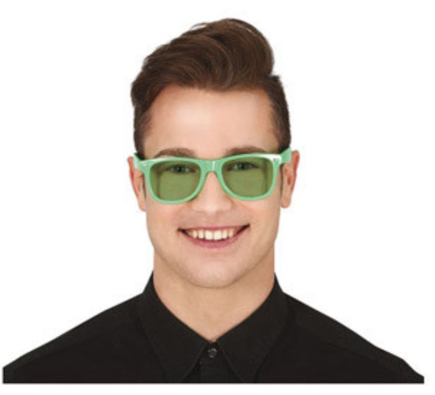 Óculos em várias cores com lentes transparentes