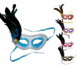 Maschera con piume nere sui lati colori assortiti