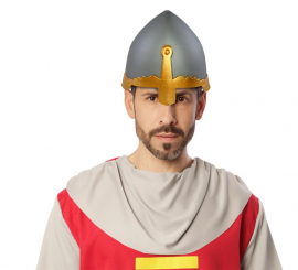 Grauer mittelalterlicher Kriegerhelm