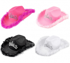 Chapéu de cowgirl com tiara e detalhes de penas em várias cores