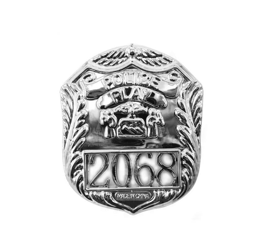 Un distintivo d'argento con sopra la parola polizia speciale